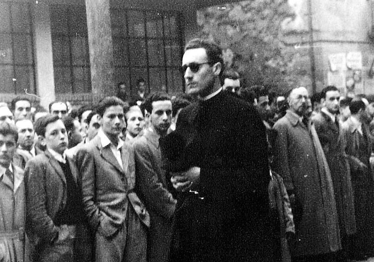 Imagen retrospectiva de José María Arizmendiarrieta, religioso que puso en marcha en Mondragón.