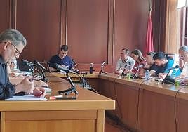 Los grupos políticos debatieron este viernes las cuestiones «básicas» para que funcione el Ayuntamiento.