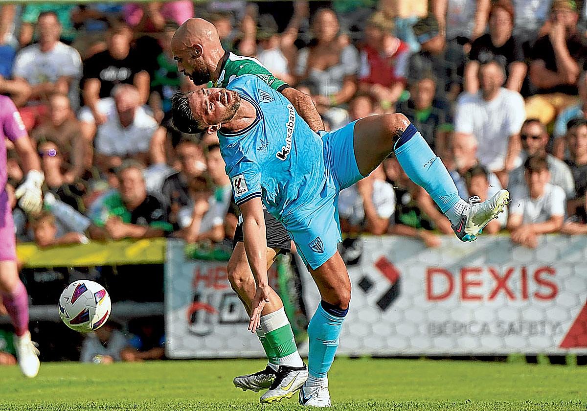 Yeray, en una acción del partido de Cayón contra el Racing