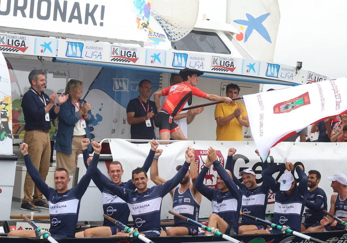 Los bermeotarras celebran la victoria en aguas de Getxo.