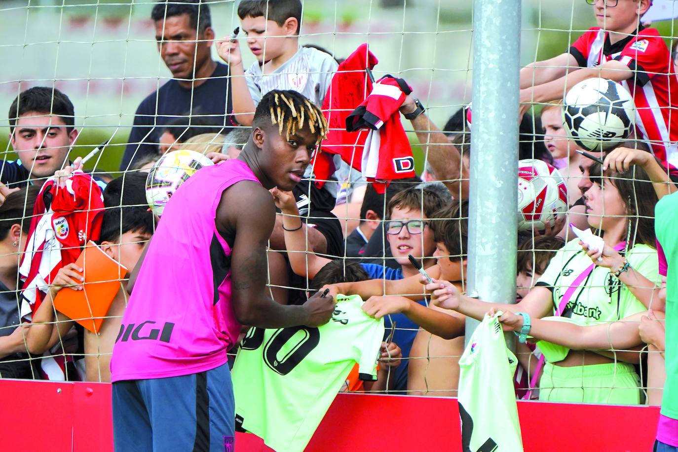 Nico firma autógrafos a unos niños en un entrenamiento en Lezama de esta temporada.