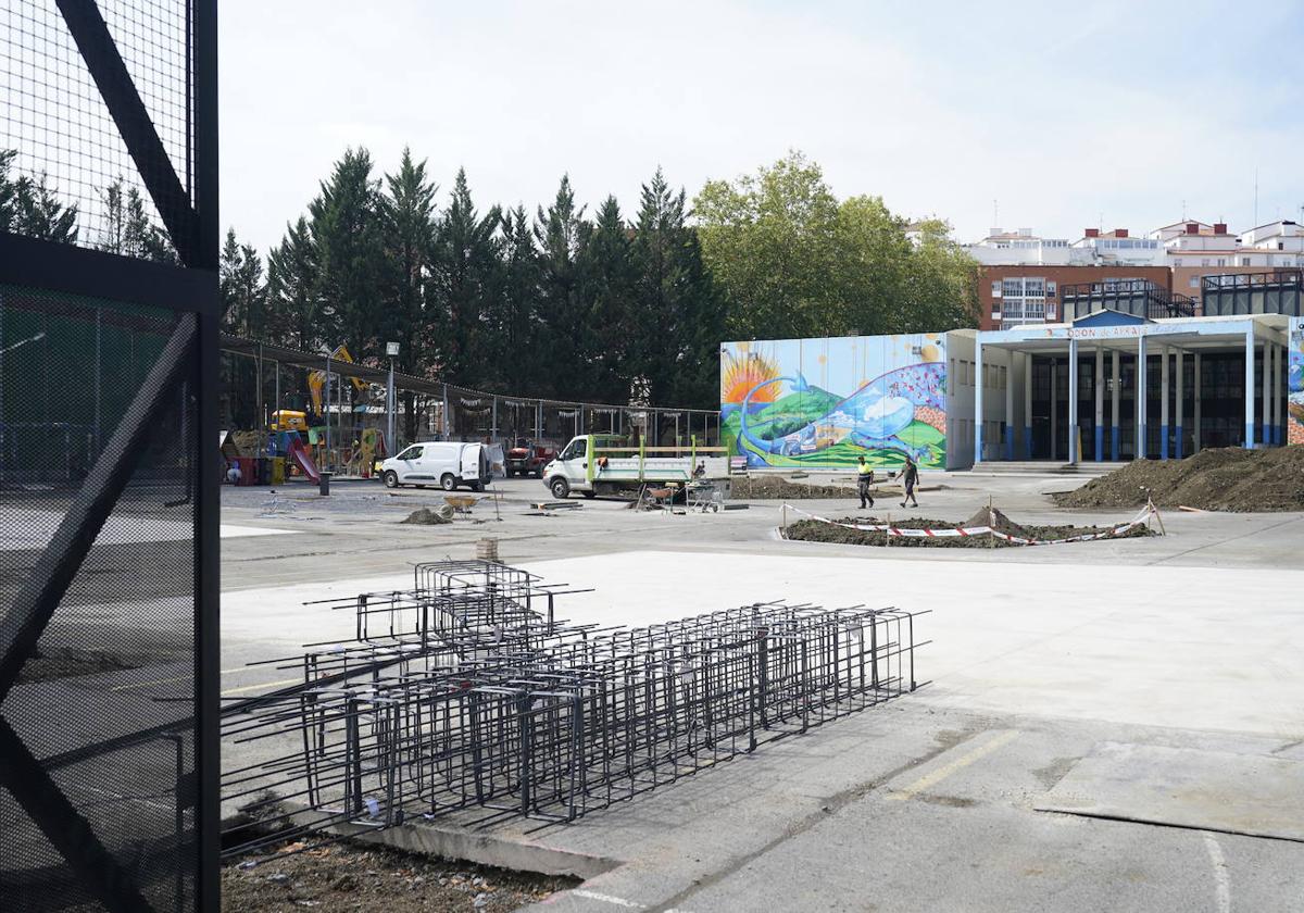 Obras en el patio del colegio Odón de Apraiz, en el barrio de Zaramaga.