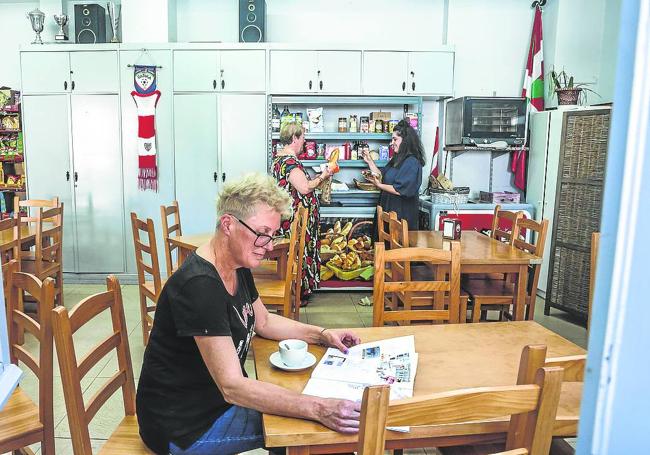 En el bar de los jubilados de Gatika se venden pan y productos básicos.