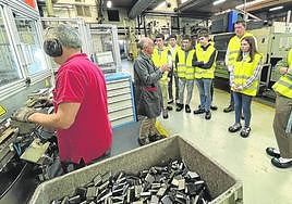 Alumnos vascos en una visita organizada este pasado marzo por la iniciativa Erronka, para acercar la industria actual a los más jóvenes.