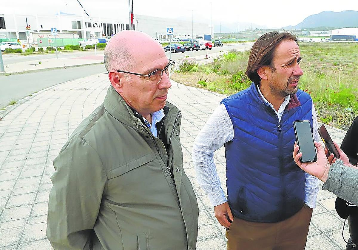 Sergio Montoya (dcha.) junto al viceconsejero de Economía, Carlos Martín Tobalina.