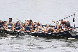 Los remeros de Urdaibai exhaustos por el esfuerzo.