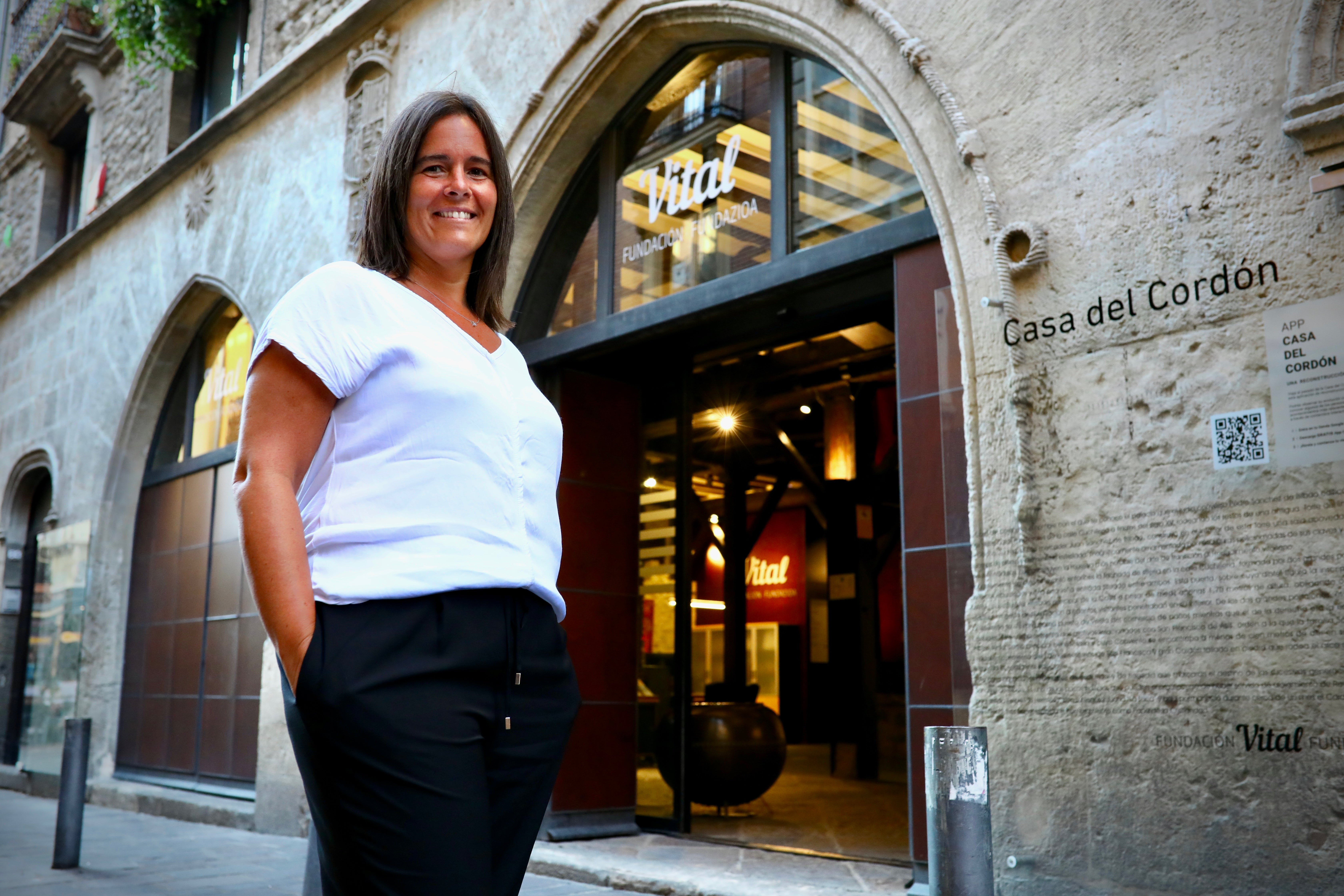 Ainhoa Pereita, frente a la sede de la Fundación Vital en la Casa del Cordón.