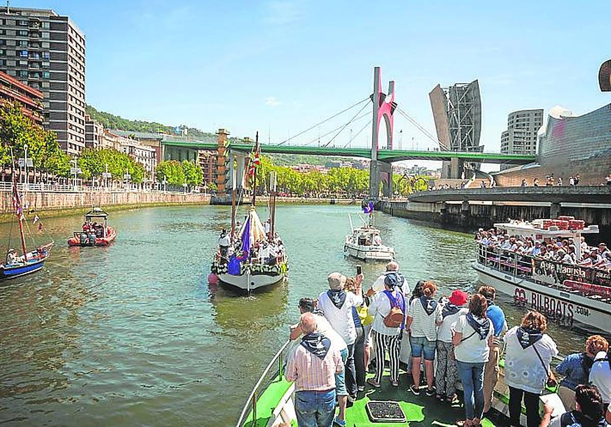 La Procesión Náutica de la amatuxu se acerca al puente de La Salve.