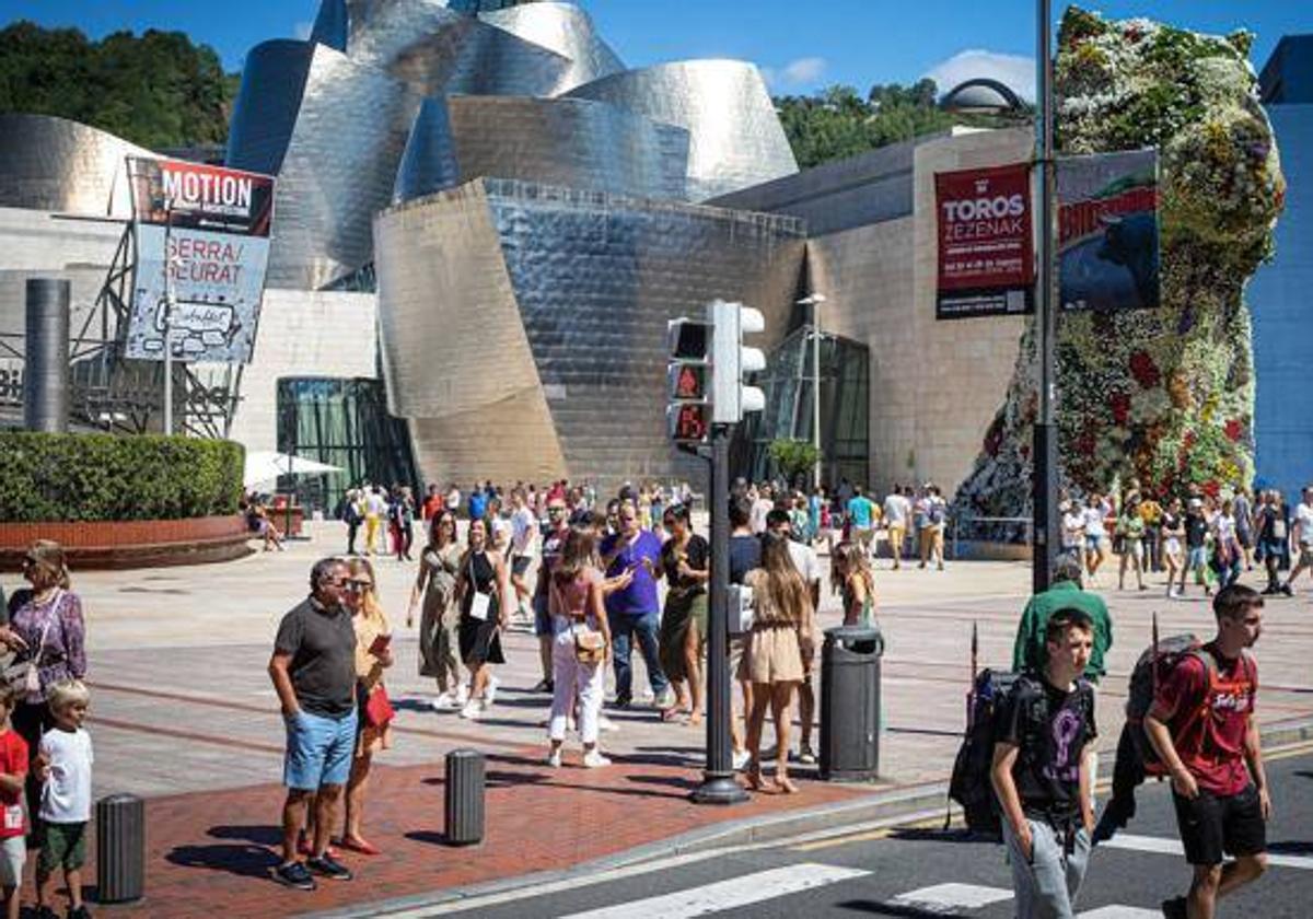 Turistas en las inmediaciones del Guggenheim.