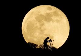 La superluna del esturión, a punto de aparecer en el cielo