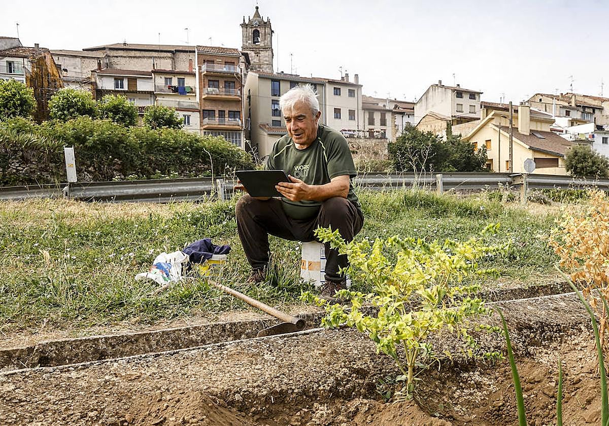 Un vecino de San Román de Campezo navega a través de su tablet, aunque la red móvil de alta velocidad todavía no llega a este pueblo alavés.