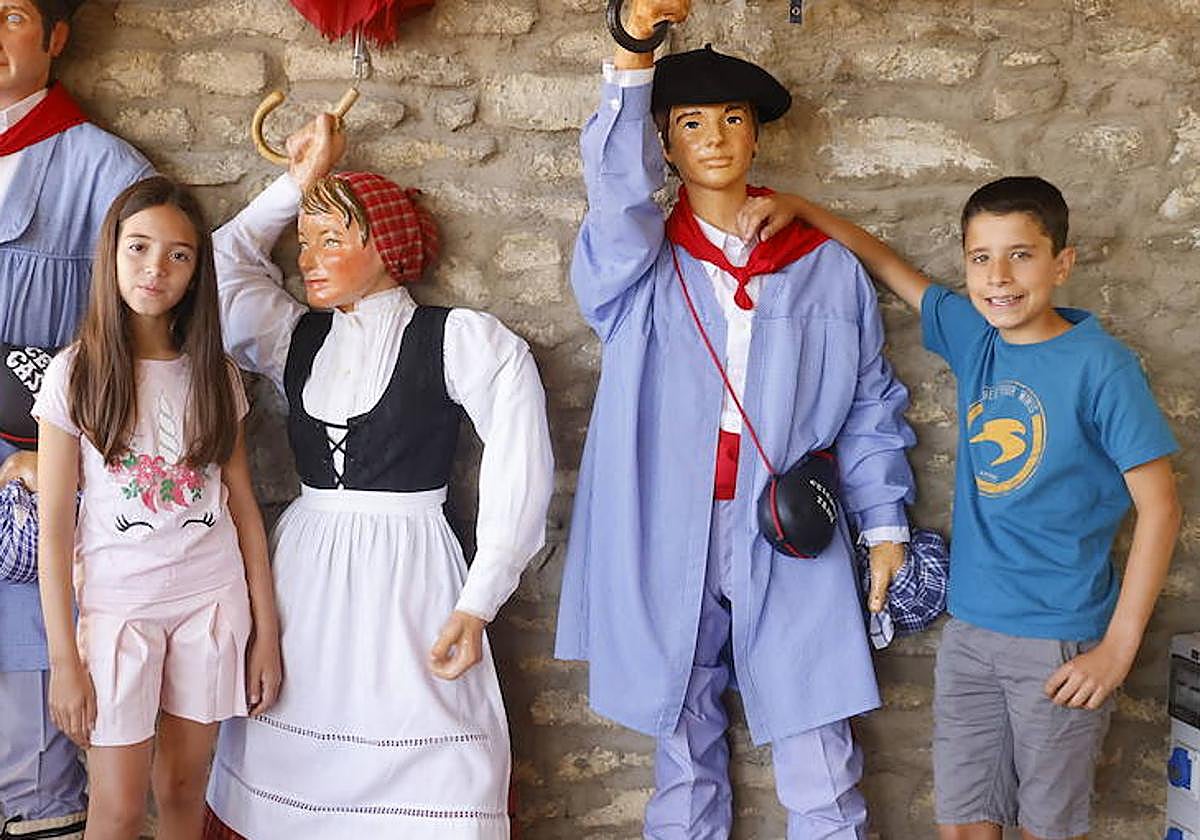 Iratxe Calvo y Amets Busto posan con los muñecos de Edurne y Celedón.