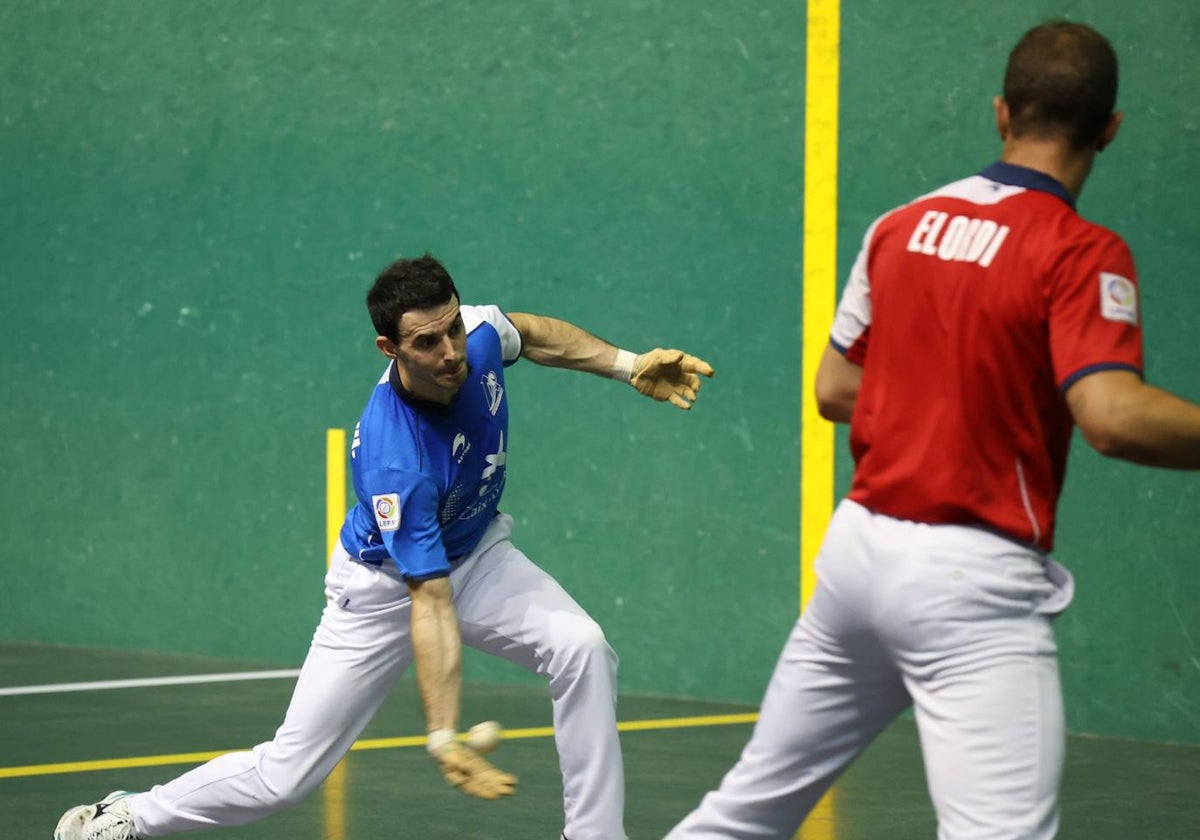 Altuna III coloca una pelota con la derecha ante la mirada de Elordi.