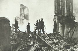 Imagen del bombardeo de la villa de Gernika por parte de la aviación nazi.