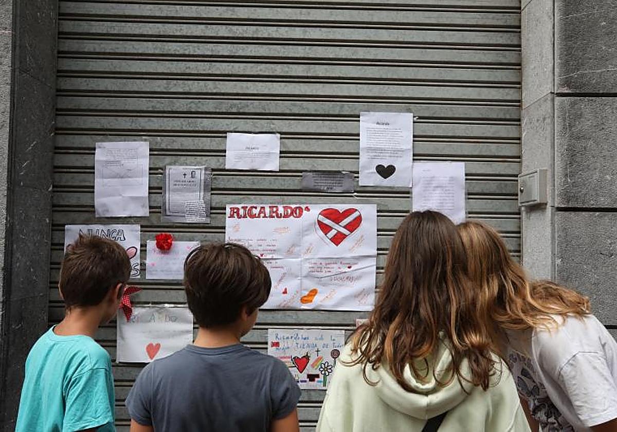 Flores y mensajes para el vendedor de chucherías de Miribilla