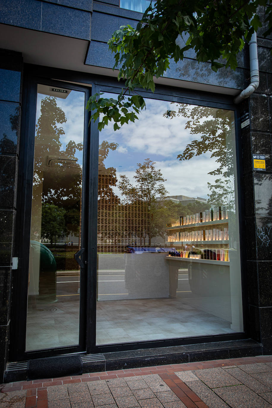 La nueva peluquería de diseño en Bilbao a la que puedes llevarte al perro y comer frente al Guggenheim