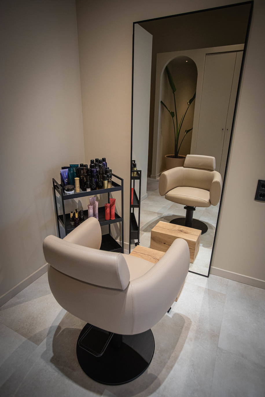 La nueva peluquería de diseño en Bilbao a la que puedes llevarte al perro y comer frente al Guggenheim