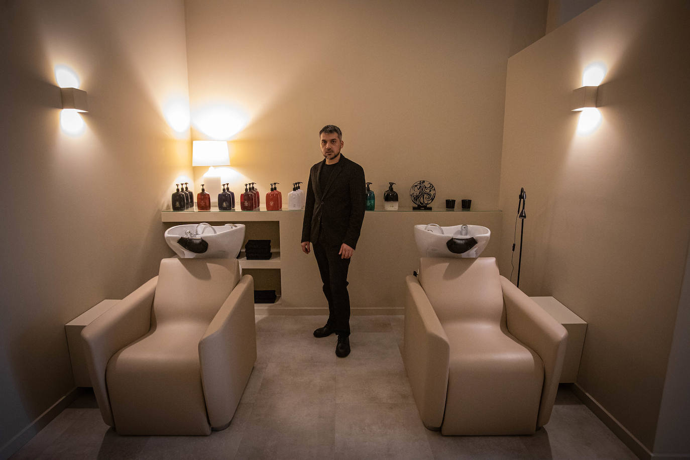 La nueva peluquería de diseño en Bilbao a la que puedes llevarte al perro y comer frente al Guggenheim