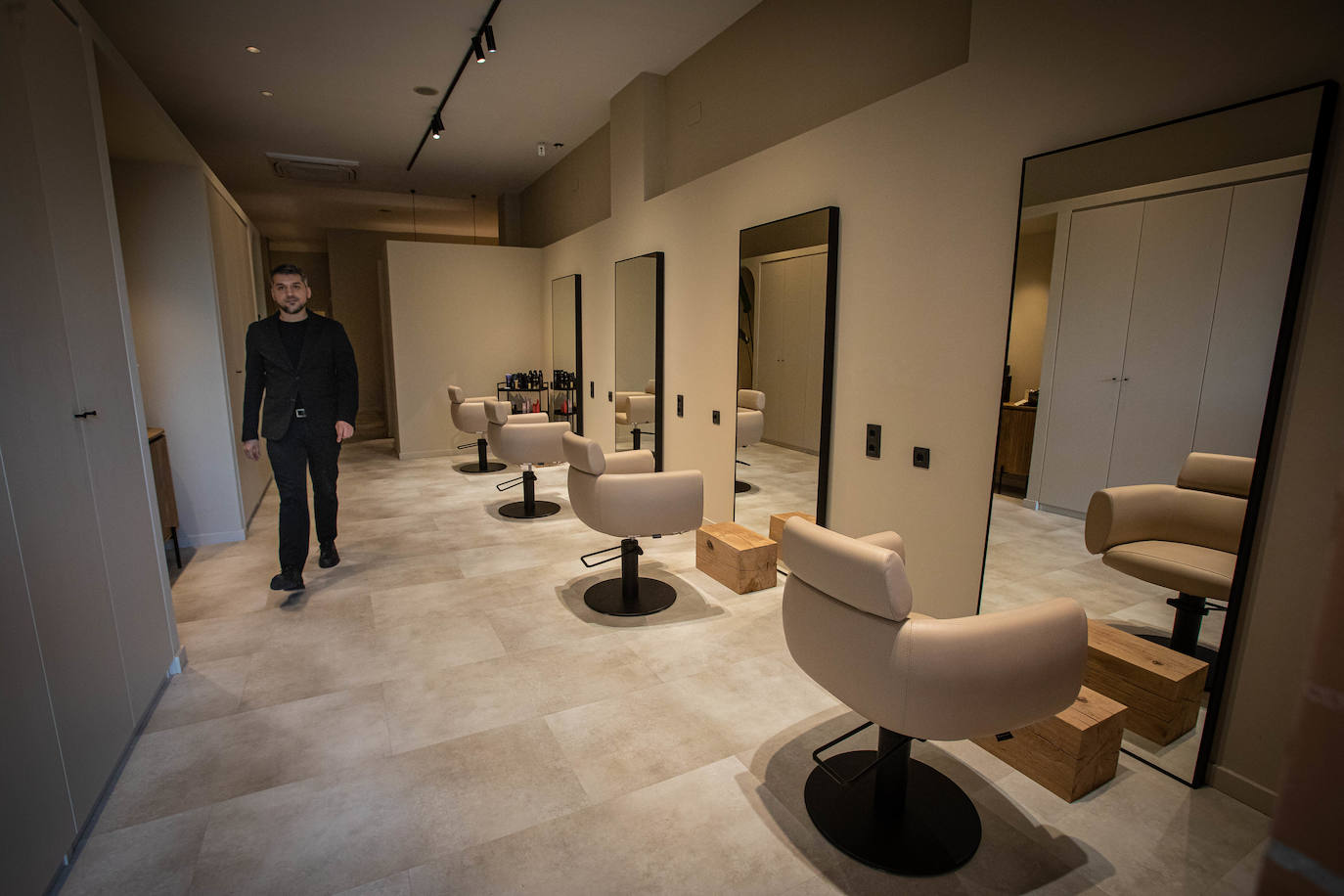 La nueva peluquería de diseño en Bilbao a la que puedes llevarte al perro y comer frente al Guggenheim