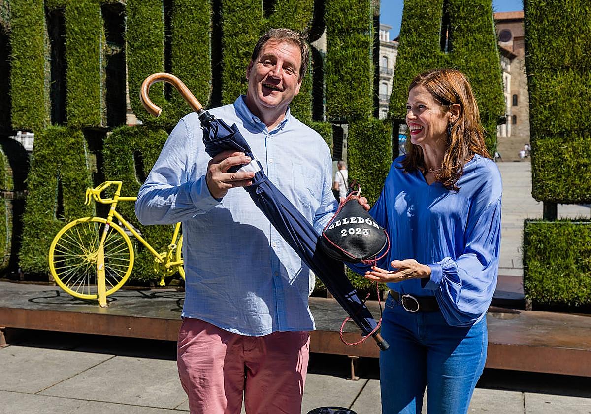 La alcaldesa Maider Etxebarria entrega a Gorka Ortiz de Urbina el paraguas y la bota.