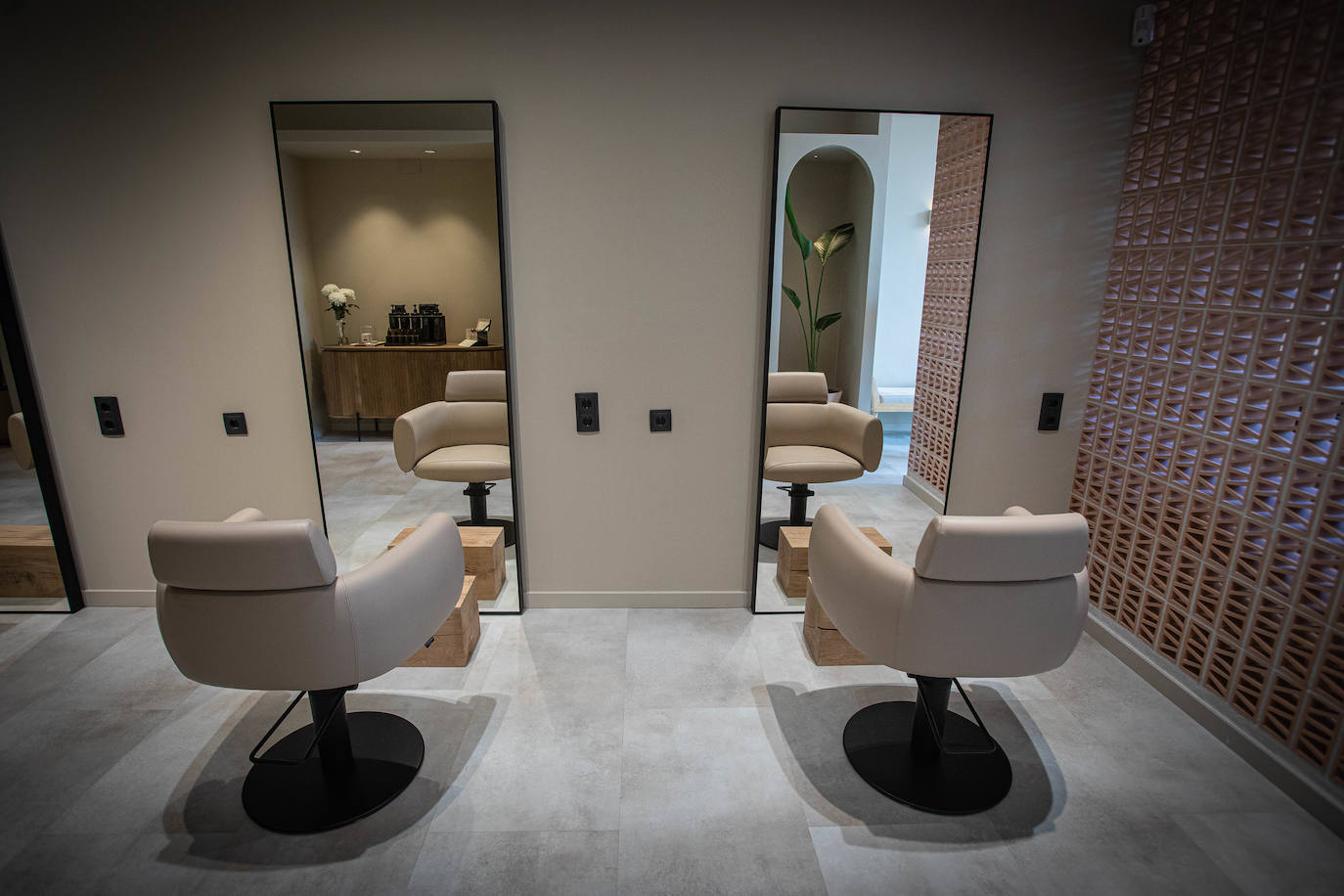 La nueva peluquería de diseño en Bilbao a la que puedes llevarte al perro y comer frente al Guggenheim