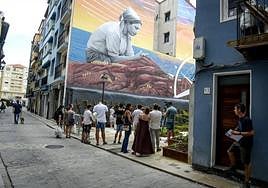 El gran mural ocupa el lateral de un edificio de viviendas que sobrevivió a las llamas en el incendio ed 2013.