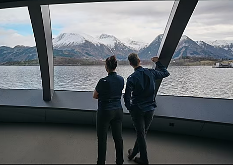 Imagen secundaria 1 - Arriba, vista panorámica del espectacular restaurante; en el centro, las vistas desde el interior, y por último, un tartar de reno, uno de los 18 platos incluidos en el menú.