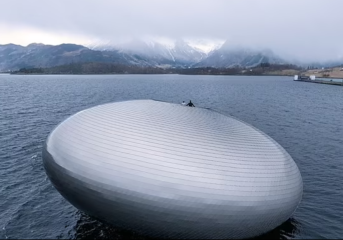 La experiencia gastronómica que te dejará con la boca abierta: un restaurante-ovni en medio de un fiordo noruego