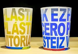 Vasos reutilizables obligatorios para las barras exteriores y un líquido repelente de orines