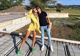 María Pombo muestra la espectacular casa que se está construyendo en Cantabria junto a su marido, Pablo Castellano.