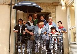 En 2001. Los vitorianos reciben a Gorka Ortiz de Urbina en su primer año como Celedón con 40.000 botellas de cava y el humo de 20.000 puros. Mientras tanto él admira el jolgorio desde la Balconada junto a Iñaki Landa, el anterior aldeano de Zalduondo (1980-2000), y el txiki del momento, Markel Beltrán de Heredia. El único consejo que le dio su 'cicerone' para ese momento es que fuese «él mismo».