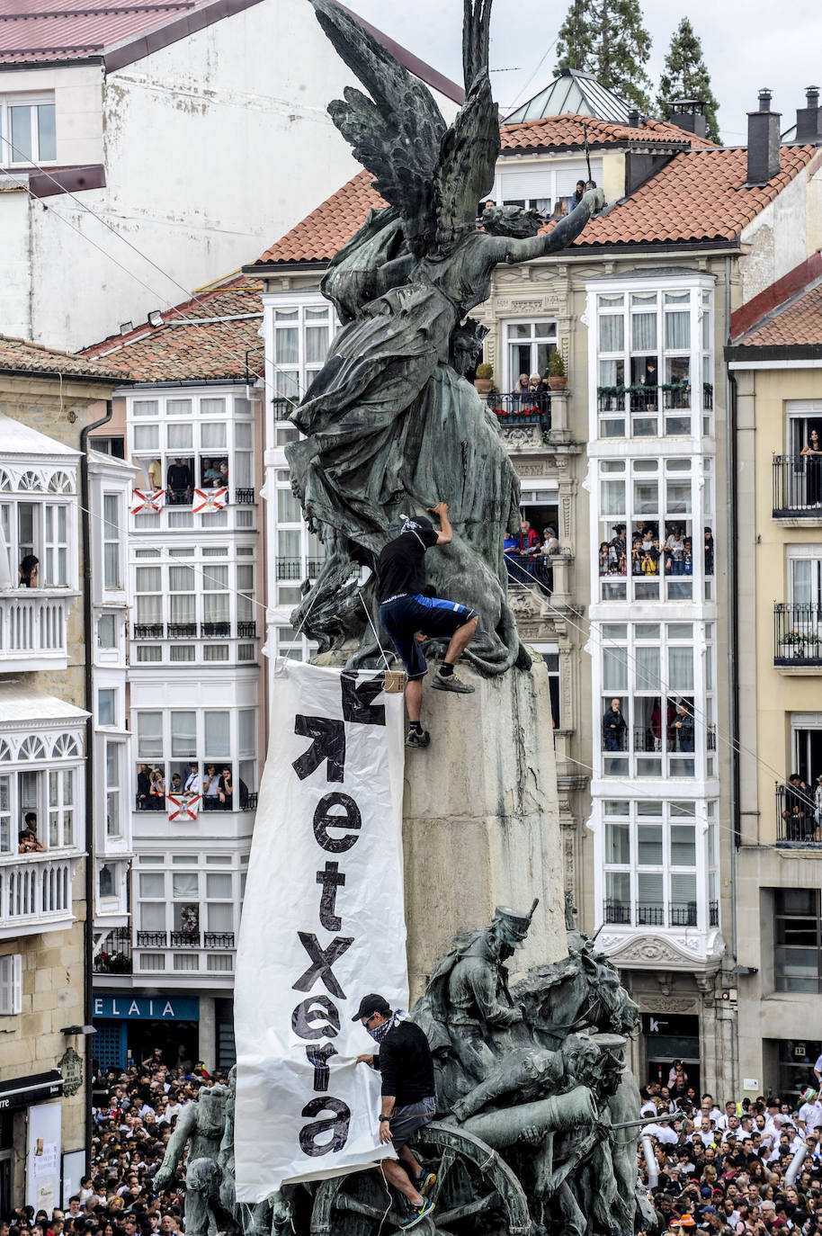 Las mejores fotos del Chupinazo y la Bajada de Celedón