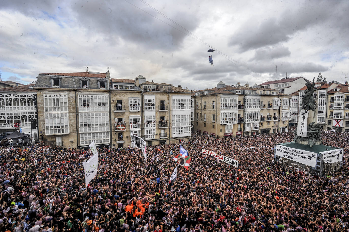 Las mejores fotos del Chupinazo y la Bajada de Celedón