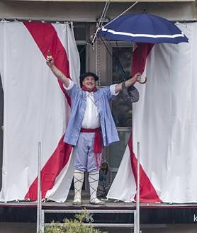 Imagen secundaria 2 - Arriba, Gorka posa con sus hijos, Unax y Urko; en segundo luga, Celedón en pleno paseillo, tras salir al balcón tras la Bajada.