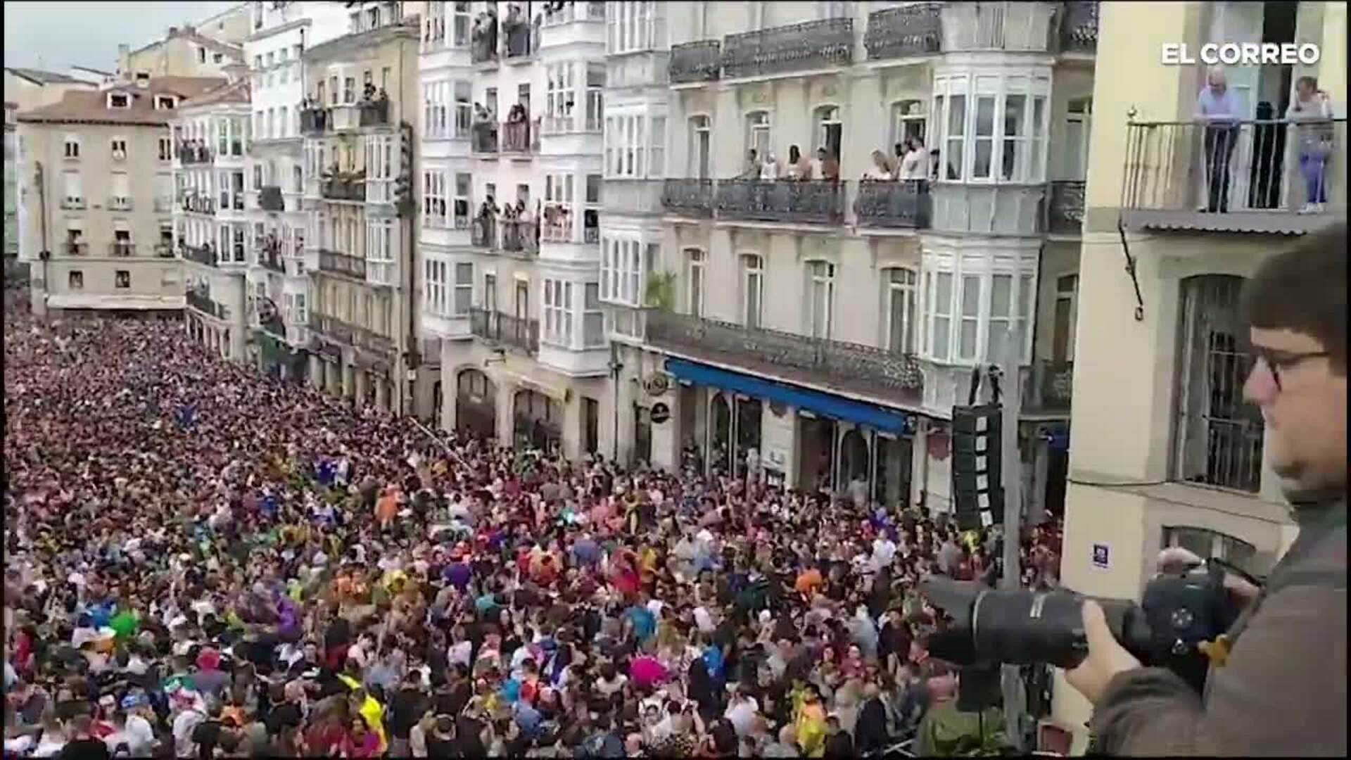 Ambiente en la plaza de la Virgen Blanca El Correo