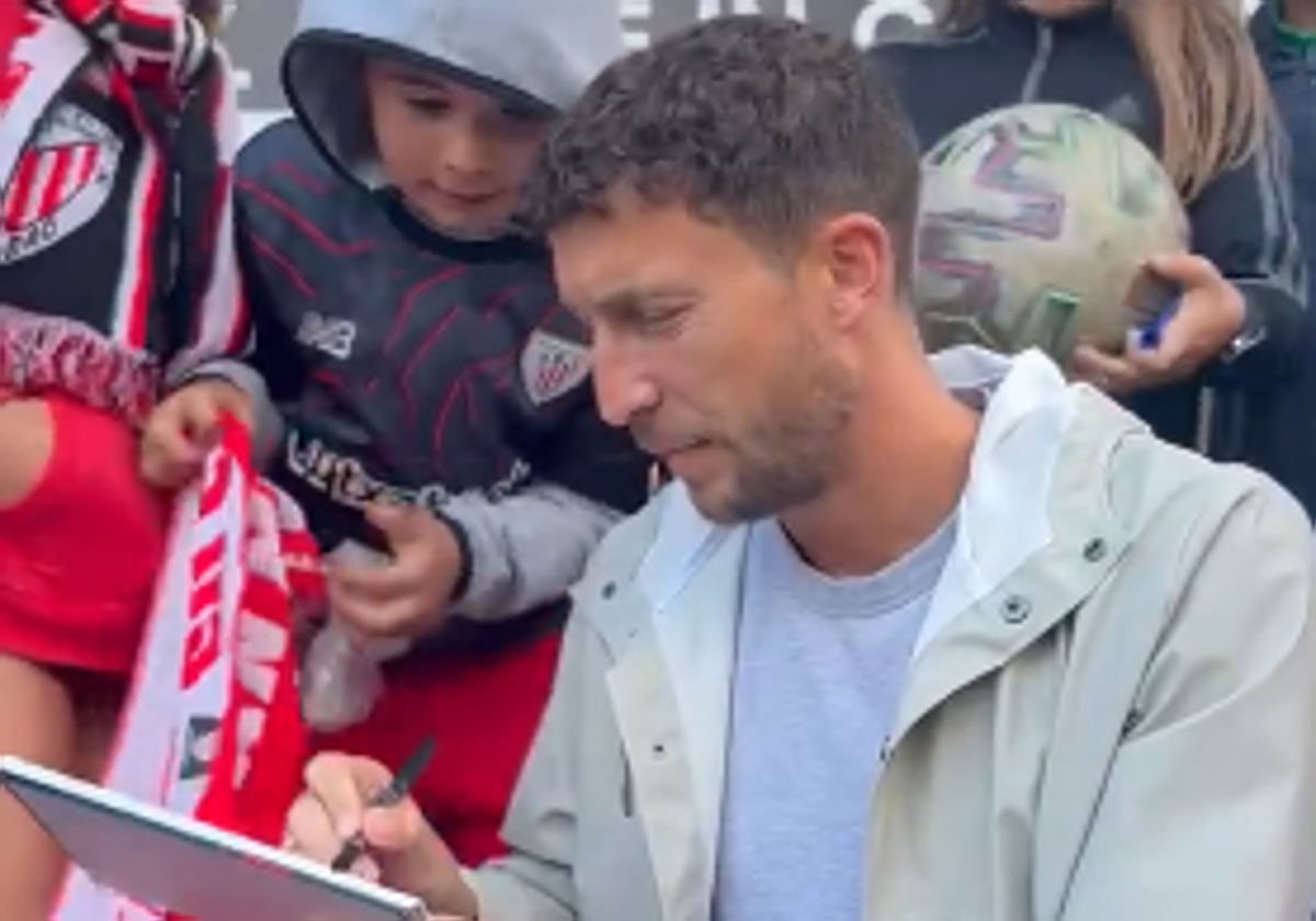 El bonito gesto de Óscar de Marcos con un grupo de niños en Sestao