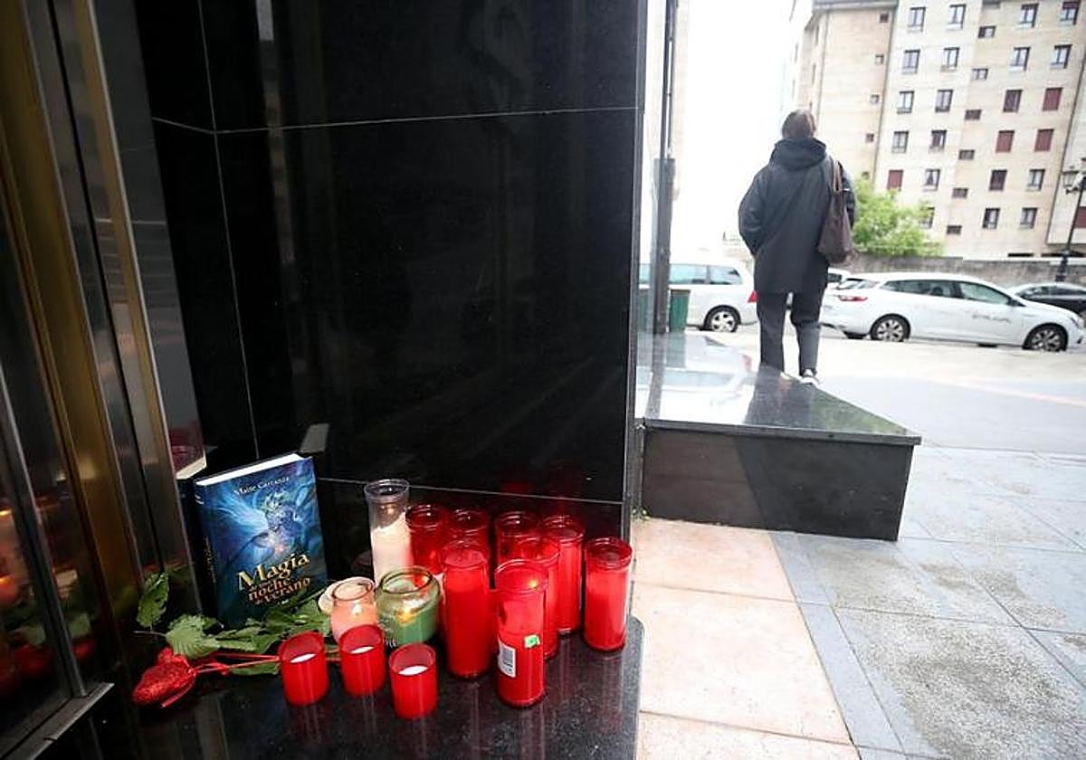 El altar en recuerdo a las gemelas en el portal del piso de la calle Facetos cuando se produjo su muerte.