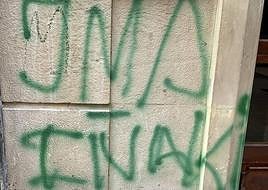 La pintada inacabada de los dos grafiteros pillados por policías locales.