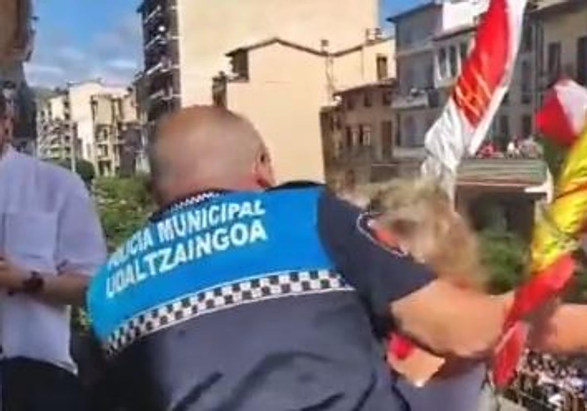 La Policía de Estella saca a la fuerza a la concejal de Bildu tras mostrar una ikurriña en el chupinazo de las fiestas