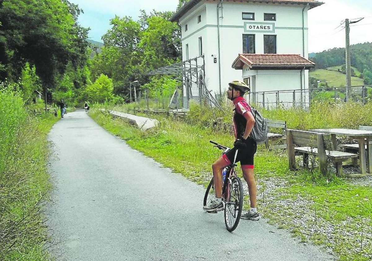 Un ciclista se toma un descanso junto a la estación de Otañes.