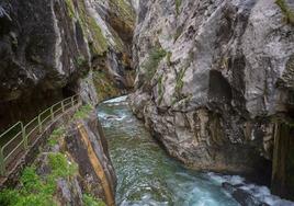 La senda, que arranca en Asturias y entra en León, discurre junto al abismo entre cumbres escarpadas.