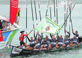 La 'Bou Bizkaia' celebra la victoria en la bahía de Txingudi.