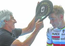 Marino Lejarreta, también tres veces ganador en la Clásica de San Sebastián, entrega la txapela a Evenepoel en la pasada edición de la prueba.