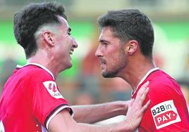 Morcillo celebra con Martón el tanto del delantero navarro frente al Eibar.