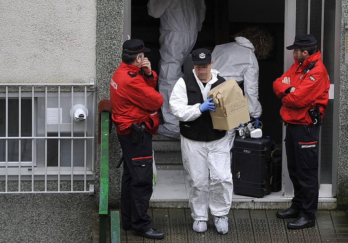 Agentes de la Ertzaintza extraen pruebas de un crimen en una foto de archivo.