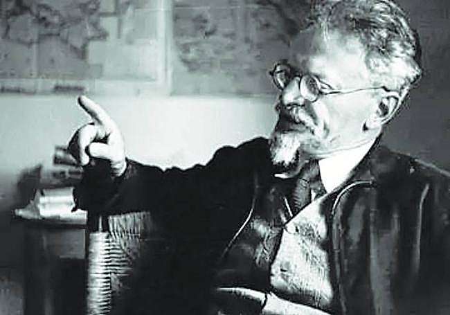 El líder político, en su despacho.