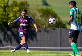 Unai Vencedor ha estrenado este mismo sábado la camiseta del Eibar ante el Racing.