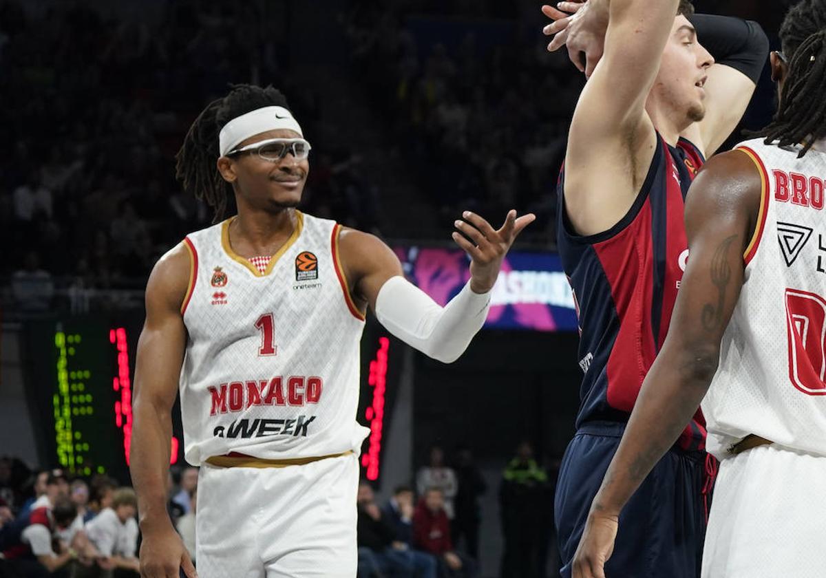 Moneke, a la izquierda, en un partido con el Monaco de la temporada pasada ante el Baskonia.