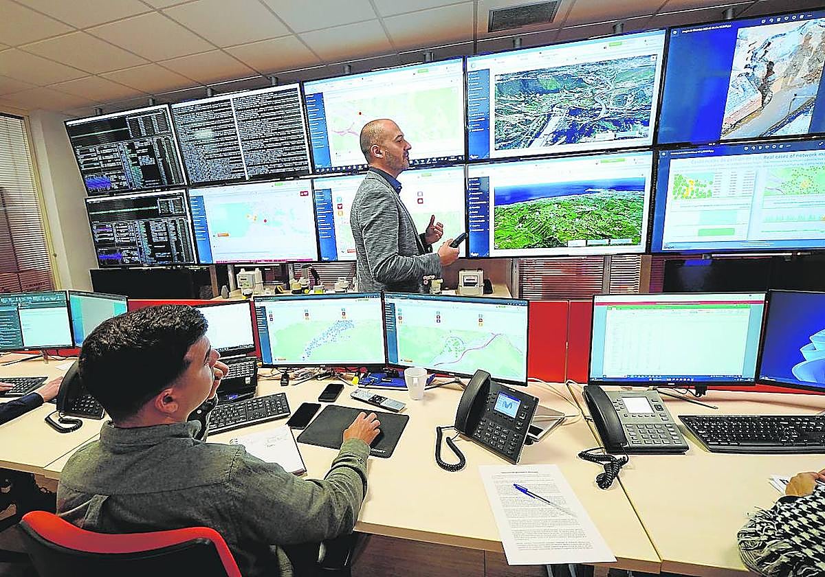 Las pantallas muestran a los técnicos la situación de diferentes zonas de gestión en tiempo real.