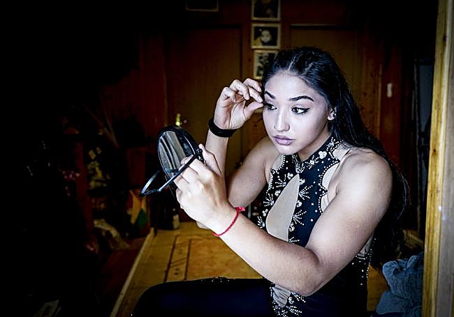 Además de dedicarse al circo, Dora está estudiando para ser maquilladora profesional.